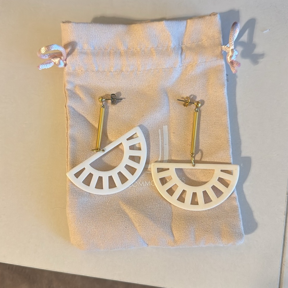 UNCOMMON JAMES MORINGA EARRINGS - Picture 5 of 6